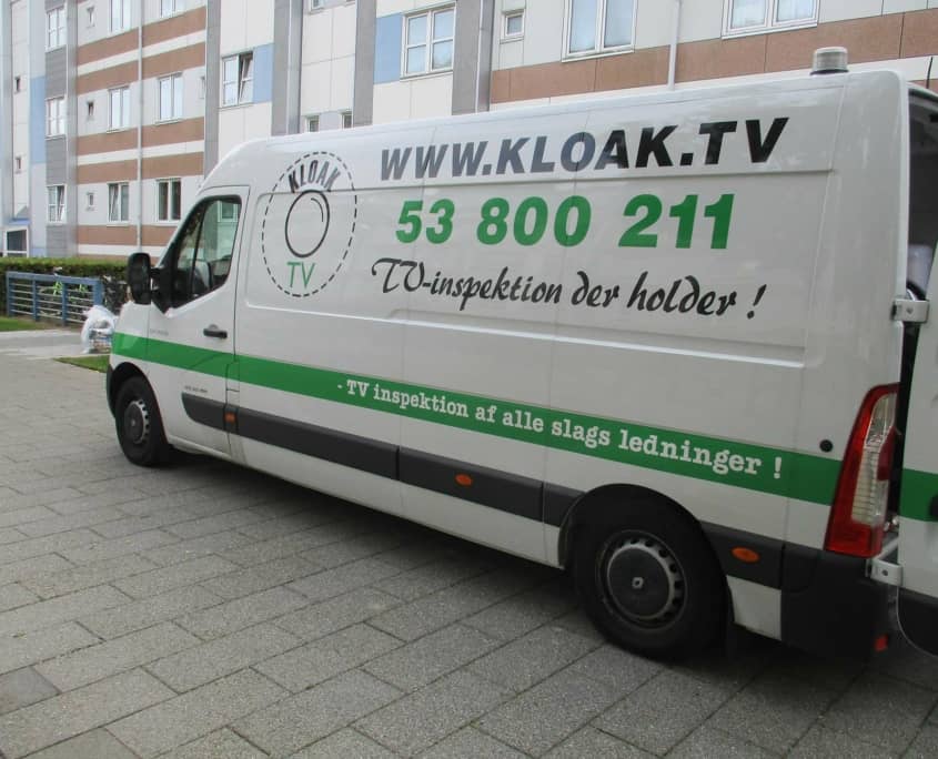 kloak tv firmabil foran boligblok